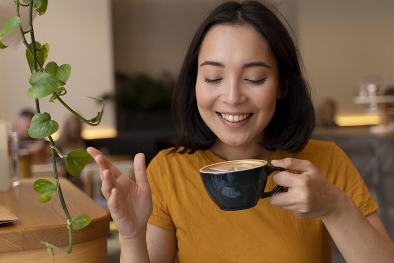Uống cà phê điều độ thường không gây hại thận ở người khỏe mạnh và có thể mang lại một số lợi ích cho sức khỏe.