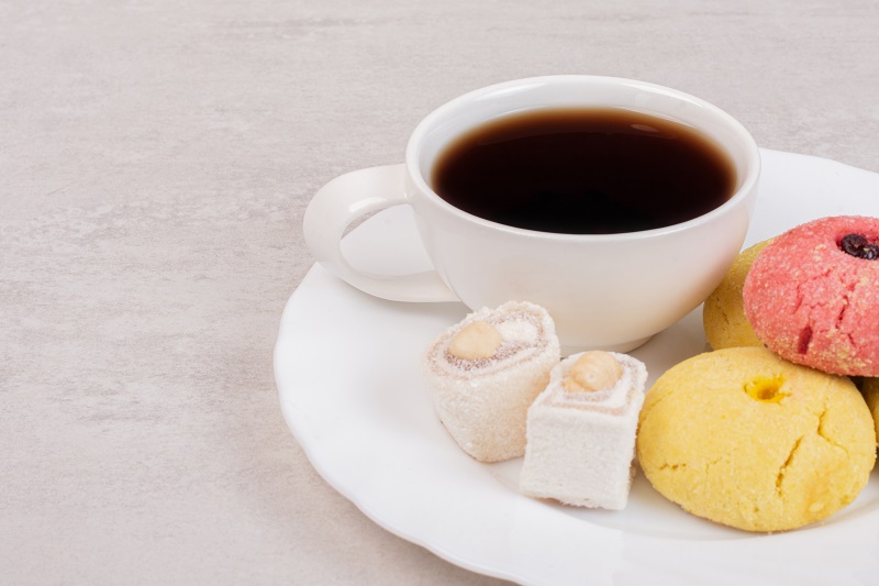 Uống quá nhiều cà phê mỗi ngày có thể làm tăng huyết áp và ảnh hưởng gián tiếp đến chức năng thận.