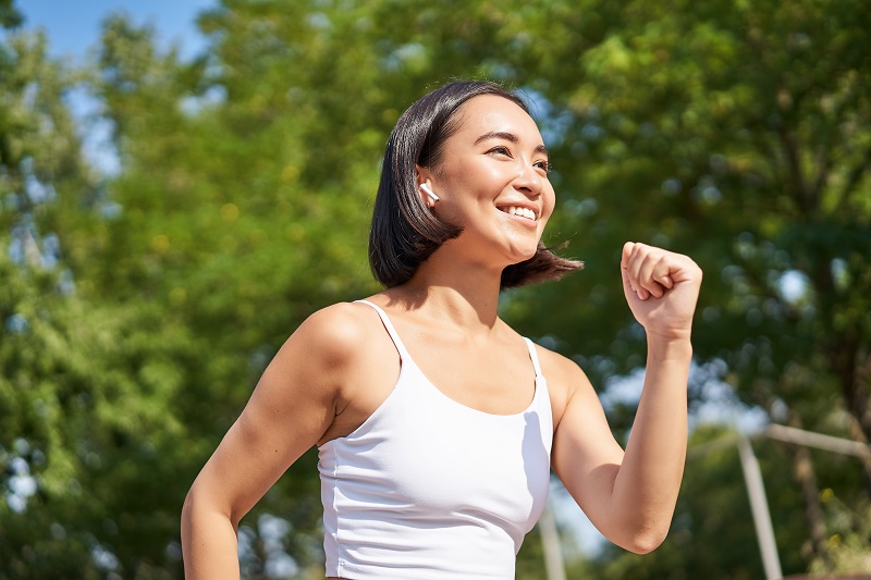 Vận động nhẹ giúp tăng tuần hoàn máu và giảm cảm giác uể oải. 