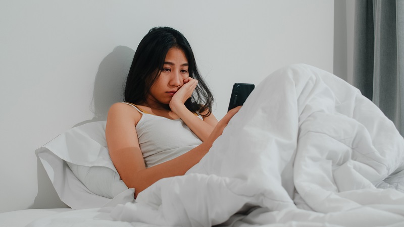 Hạn chế dùng điện thoại trước khi ngủ giúp cải thiện chất lượng giấc ngủ. 