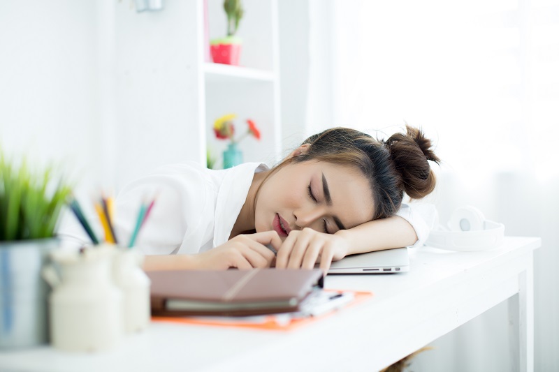 Buồn ngủ khi làm việc kéo dài có thể khiến khả năng tập trung giảm sút.