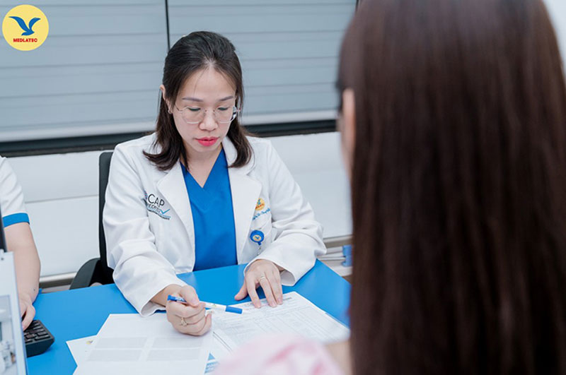 Bác sĩ chẩn đoán bệnh bằng cách khai thác thông tin bệnh và chỉ định xét nghiệm