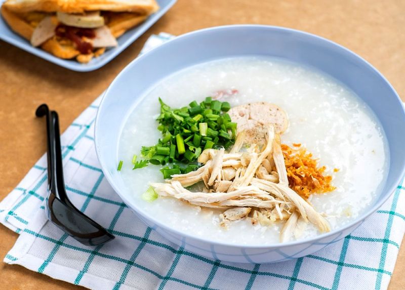 Cháo thịt lợn, thịt gà là đáp án cho câu hỏi khi bị sốt nên ăn gì?