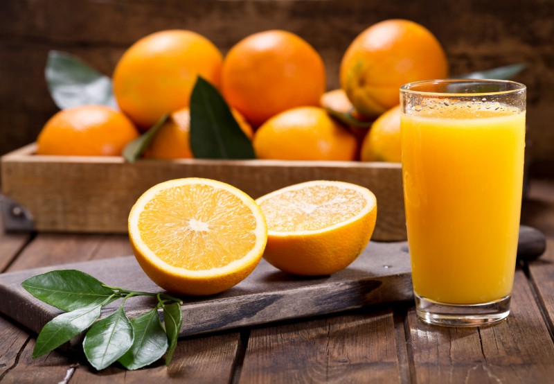 Trái cây tươi giàu vitamin C hỗ trợ hạ sốt tự nhiên