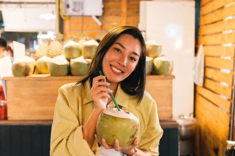 Bị sốt nên uống nước dừa để bù điện giải tự nhiên