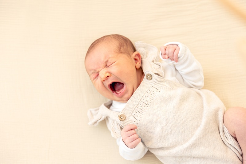 Nhiệt độ môi trường không phù hợp dễ khiến trẻ quấy khóc, ngủ không ngon giấc