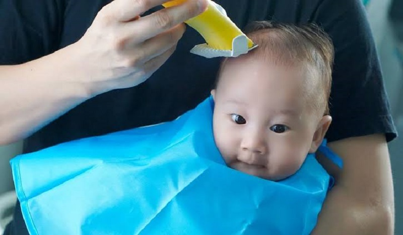 Không có quy định hay căn cứ khoa học nào về việc cần chọn ngày cắt tóc máu cho trẻ