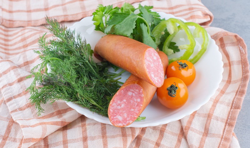 Người đang chạy thận không nên ăn xúc xích và các loại đồ ăn chế biến sẵn khác