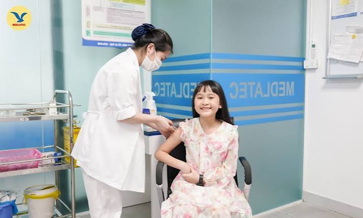 Tiêm chủng đầy đủ và xây dựng môi trường sống trong lành giúp giảm nguy cơ ho khan ở trẻ