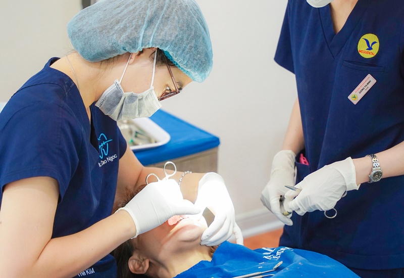 Bạn nên đi khám để được bác sĩ tư vấn về phương pháp điều trị phù hợp