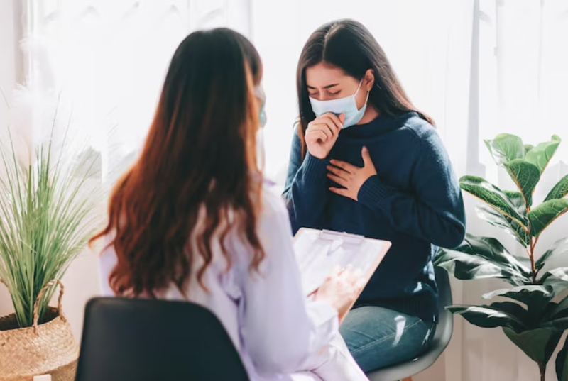 Ho nhiều kèm đau sườn phải cần được theo dõi để phát hiện sớm các bệnh lý tiềm ẩn