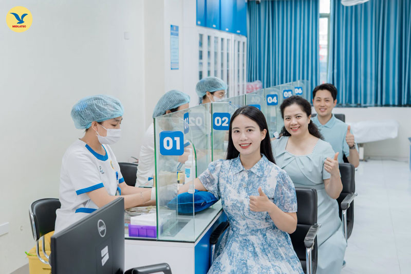 Khách hàng được nhân viên y tế của MEDLATEC hỗ trợ lấy mẫu xét nghiệm