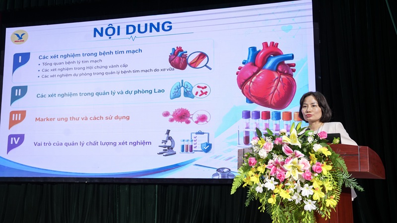 TS.BS Trịnh Thị Quế - Giám đốc Hệ thống Xét nghiệm trình bày báo cáo chuyên môn