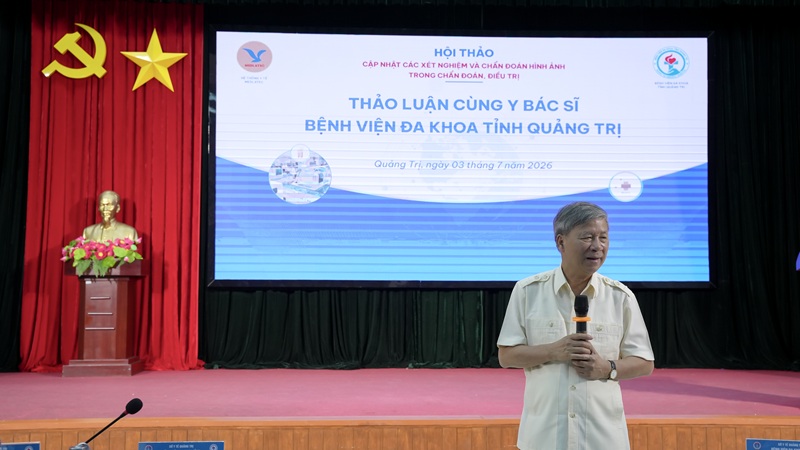GS.AHLĐ Nguyễn Anh Trí chủ trì phiên tọa đàm, thảo luận cùng các y bác sĩ