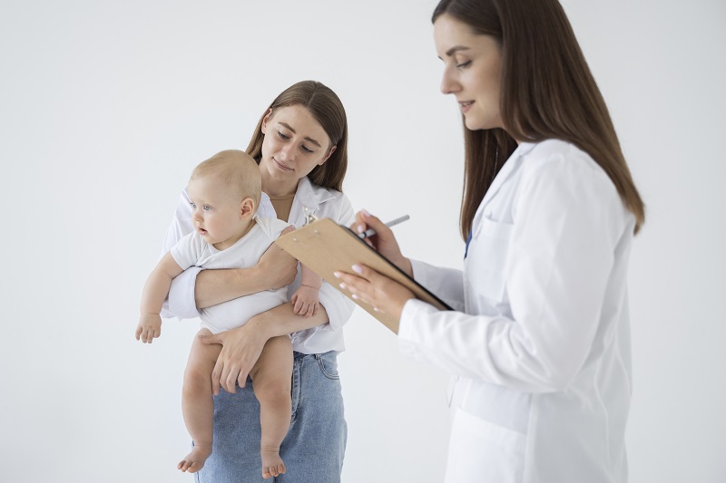 Trẻ có vấn đề về da nên được thăm khám để điều trị bởi bác sĩ chuyên khoa