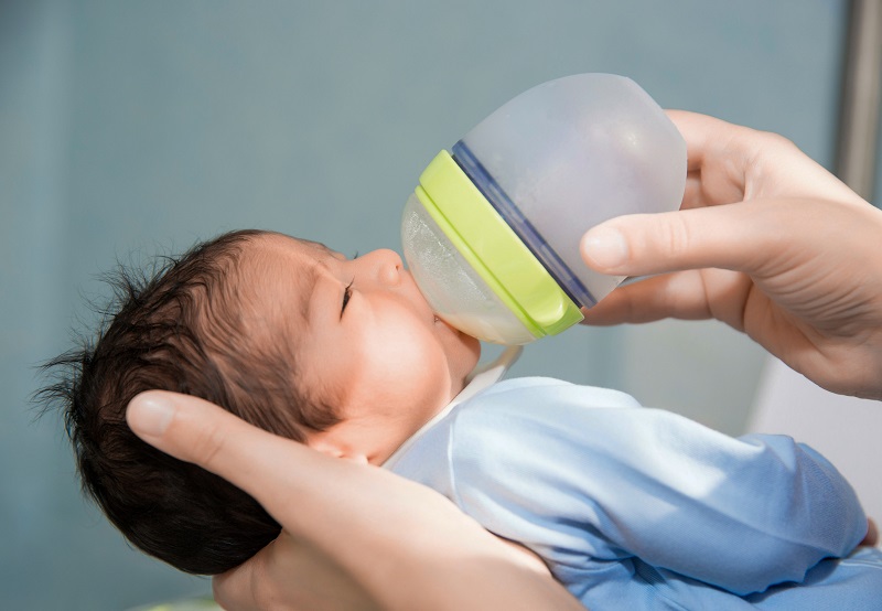 Áp dụng tư thế cho trẻ sơ sinh bú bình đúng cách giúp bé tiêu hóa tốt hơn