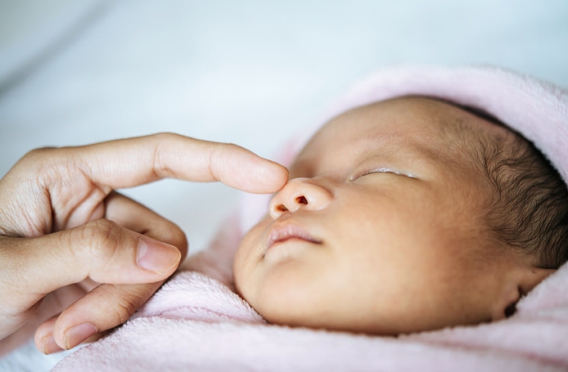 Nghẹt mũi khiến trẻ sơ sinh bú khó, ngủ không sâu giấc và thường xuyên quấy khóc