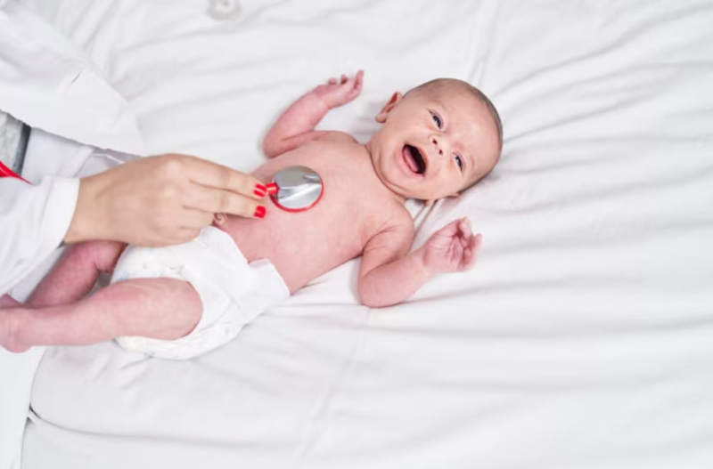 Trẻ sơ sinh nghẹt mũi kèm sốt hoặc khó thở cần được đưa đến cơ sở y tế để kiểm tra