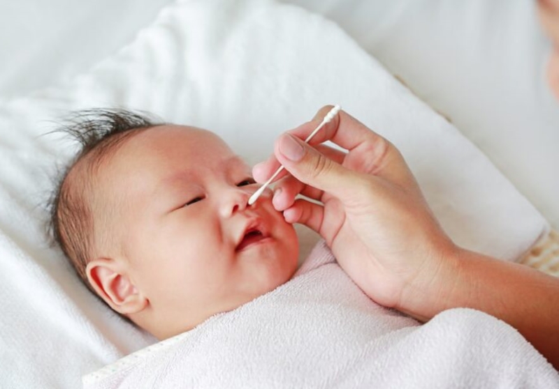 Vệ sinh mũi đúng cách giúp làm sạch dịch tiết và hỗ trợ bé hô hấp dễ dàng hơn