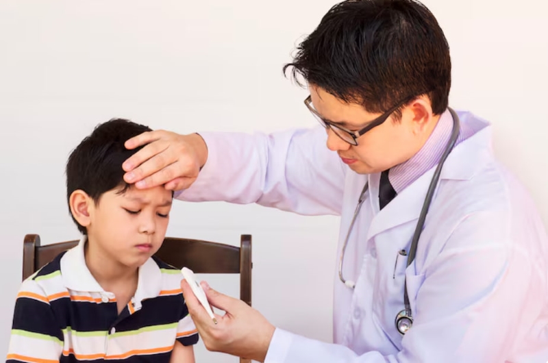 Trẻ bị viêm phổi RSV có biểu hiện khó thở cần được đưa đi khám sớm