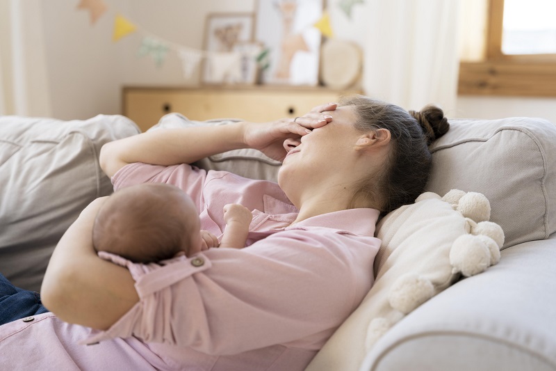 Tắc tia sữa khiến mẹ đau ngực, ít sữa cho con bú