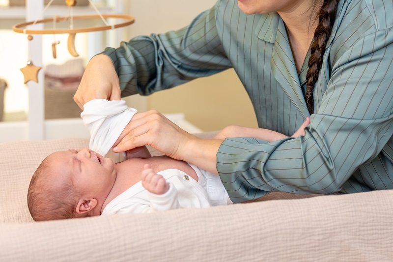 Những tháng đầu sau sinh trẻ rất dễ bị ọc sữa