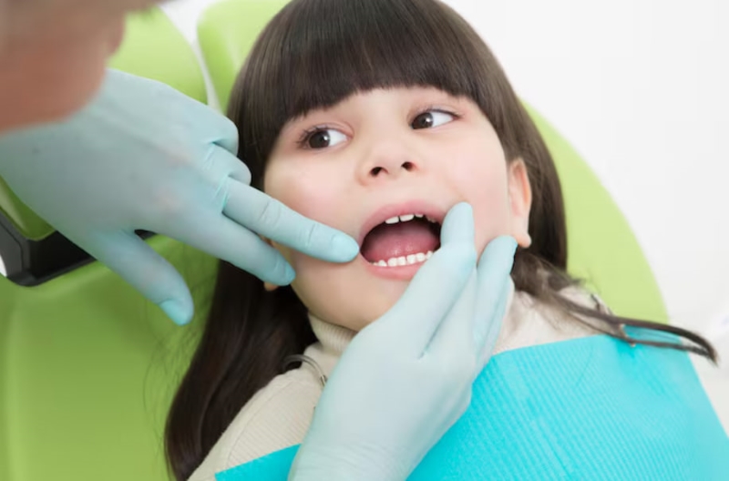 Cha mẹ nên đưa trẻ đi thăm khám kịp thời khi phát hiện bất thường