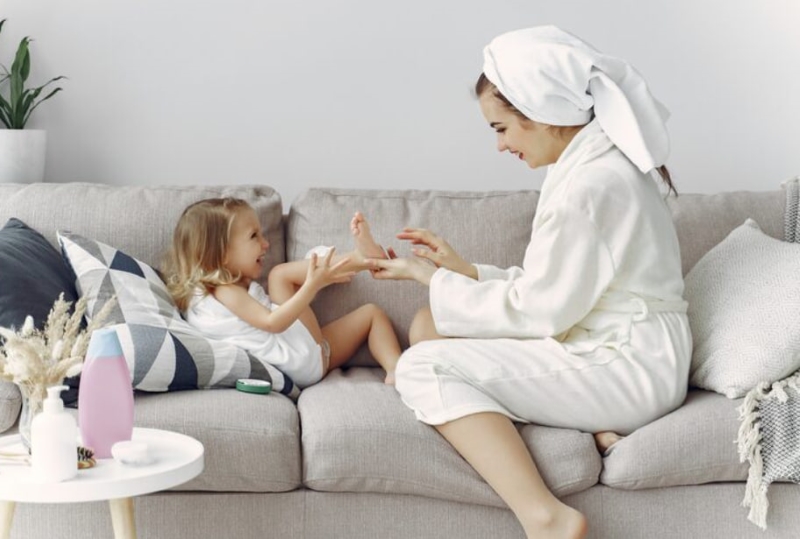 Trẻ cần được thăm khám nếu ngứa kéo dài dù da không nổi mẩn