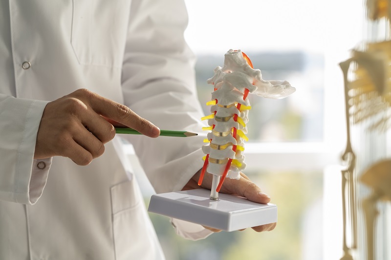 Bệnh lý cột sống có thể gây tê chân tay kéo dài