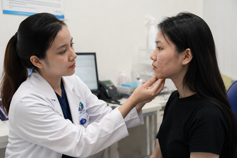 Nếu mụn ở cằm kéo dài, tái phát liên tục hoặc kèm rối loạn nội tiết, bạn nên thăm khám để được tư vấn phù hợp. 