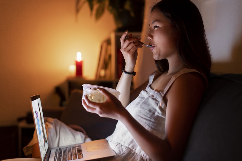 Ngủ muộn thường xuyên có thể làm tăng cảm giác thèm ăn, tăng cân và tích tụ mỡ bụng. 