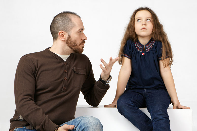 Cha mẹ nên chủ động tìm hiểu nguyên nhân gây ra hành vi trả treo ở trẻ