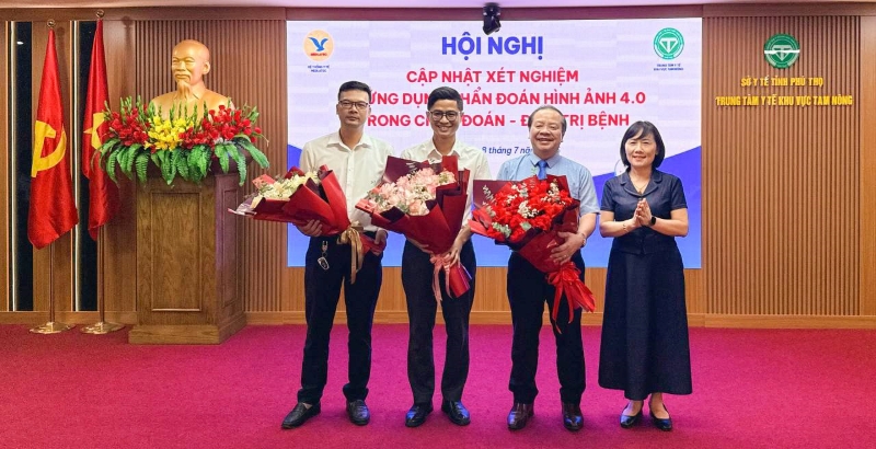 Ban lãnh đạo Trung tâm Y tế khu vực Tam Nông tặng hoa đội ngũ báo cáo viên trong hội nghị