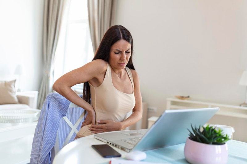 Cơn đau nhói vùng hông chậu khiến người bệnh gặp khó khăn khi đi lại