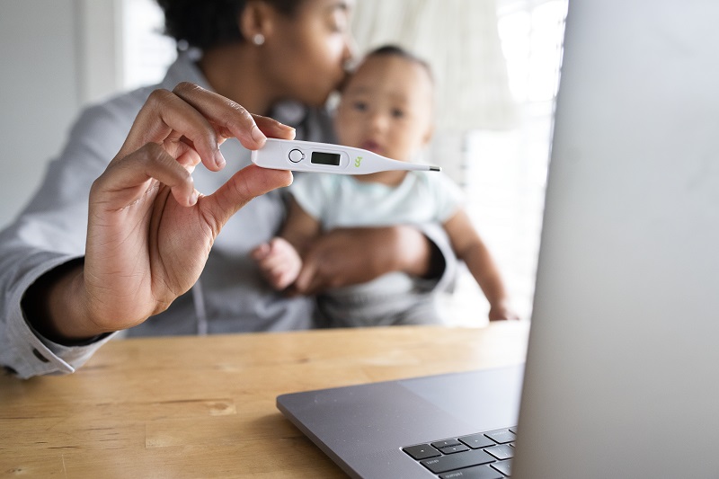 Trẻ sơ sinh bị sốt cần được kiểm tra thân nhiệt thường xuyên