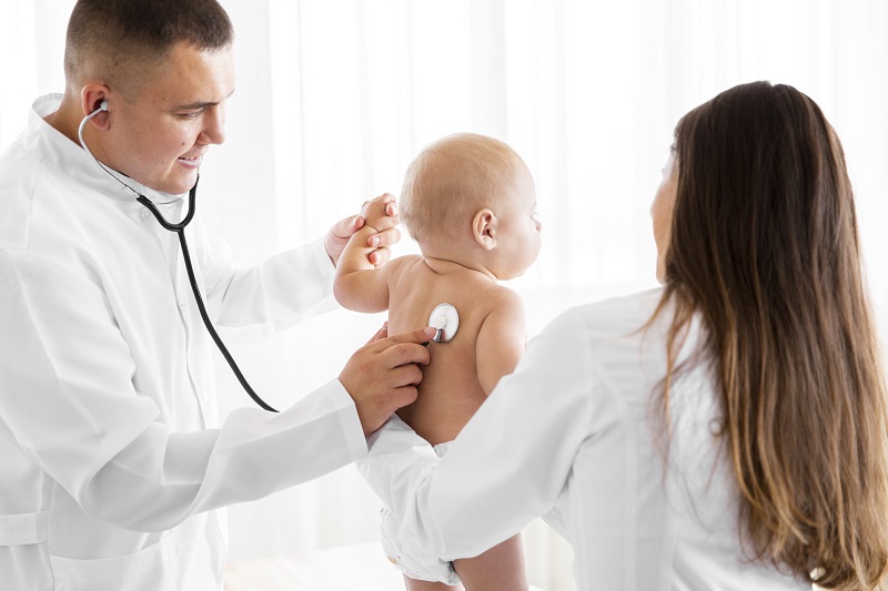Trẻ sơ sinh bị sốt kèm biểu hiện toàn thân bất thường cần được khám bác sĩ chuyên khoa