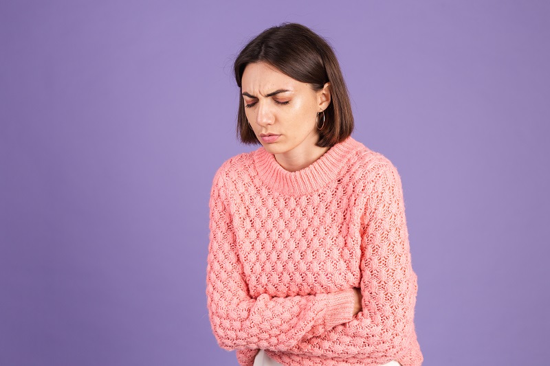 Những ngày đầu sau đặt vòng, nữ giới có thể đau bụng và ra máu âm đạo nhẹ