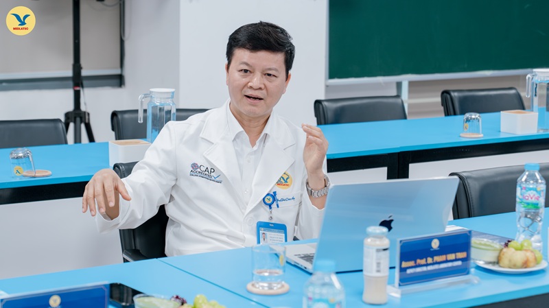 PGS.TS Phạm Văn Trân - Phó Giám đốc Trung tâm Xét nghiệm phát biểu tại buổi lễ