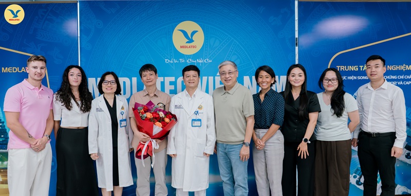 Lãnh đạo hai đơn vị chụp ảnh lưu niệm sau buổi tham quan và làm việc