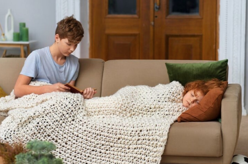 Việc để nhiệt độ phòng quá thấp là nguyên nhân khiến trẻ bị lạnh khi ngủ
