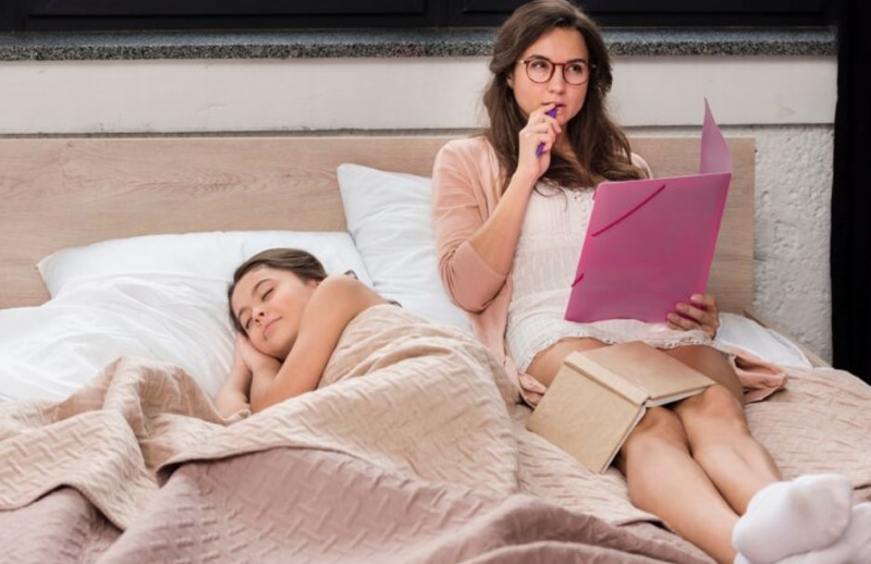 Cha mẹ nên lựa chọn trang phục phù hợp cho trẻ khi ngủ