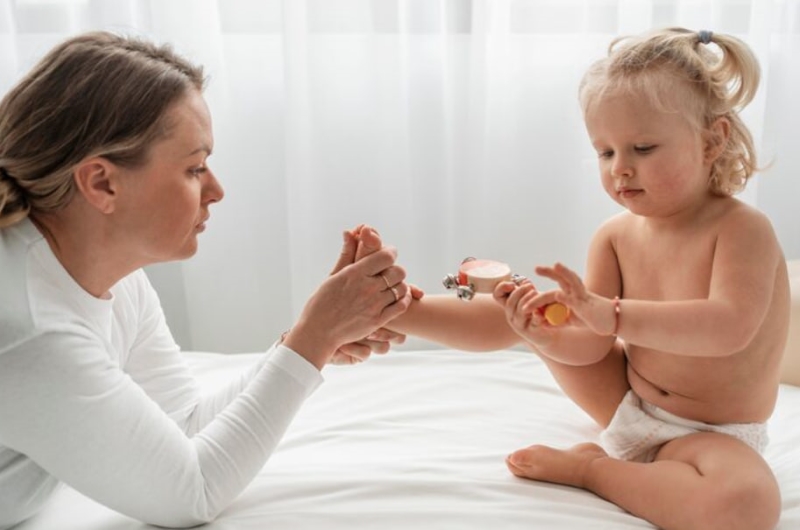 Tình trạng da khô có thể là nguyên nhân khiến da trẻ bị nổi sần như da gà