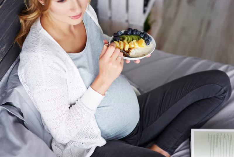 Mẹ bầu cần duy trì chế độ dinh dưỡng cân đối