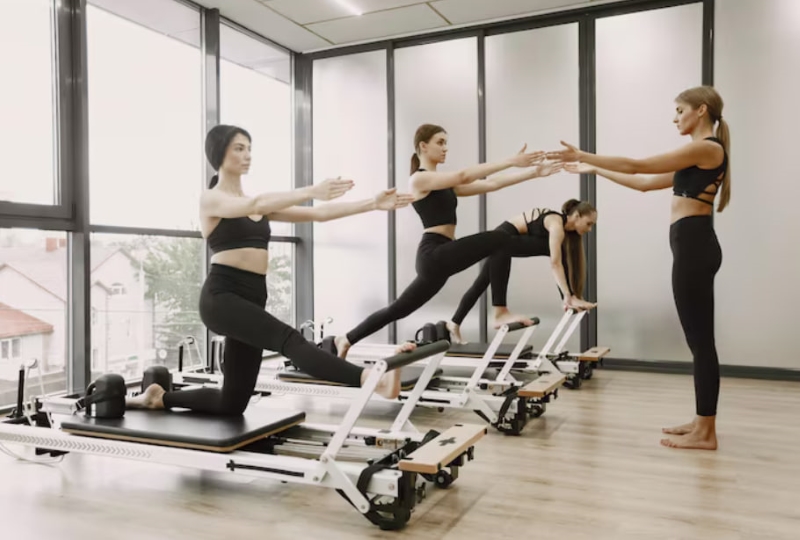 Tham khảo ý kiến chuyên gia trước khi tập Pilates giúp đảm bảo tập đúng kỹ thuật và hạn chế chấn thương