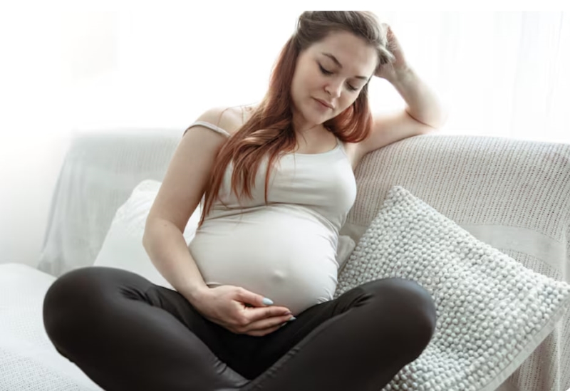 Khi thai nhi đạp vào bàng quang mẹ bầu sẽ có cảm giác buồn tiểu đột ngột