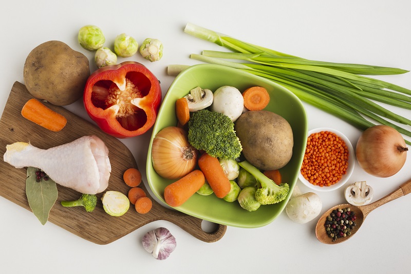 Ưu tiên thực phẩm tươi sống thay cho đồ chế biến sẵn giúp kiểm soát lượng natri hiệu quả hơn. 