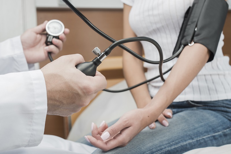 Tiêu thụ quá nhiều muối mỗi ngày có thể làm tăng nguy cơ tăng huyết áp và các bệnh lý tim mạch.