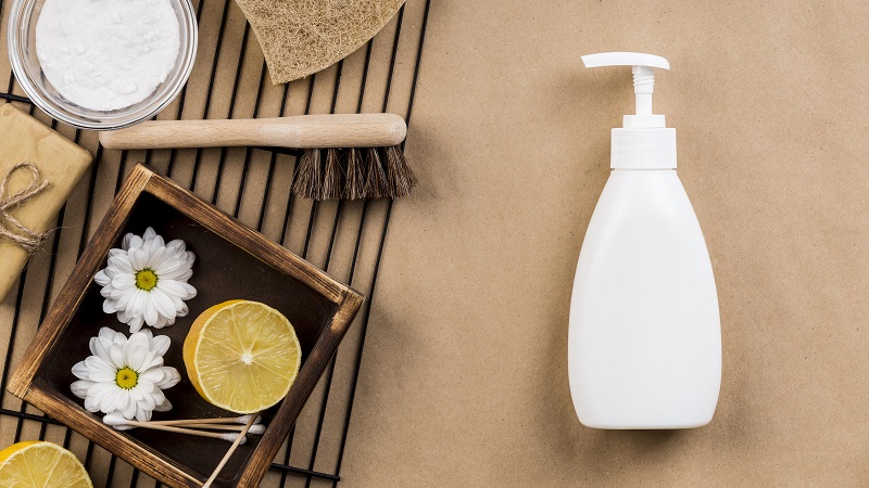 Sau khi quan hệ bằng tay, vùng kín nên được vệ sinh nhẹ nhàng bằng nước sạch hoặc dung dịch phù hợp.