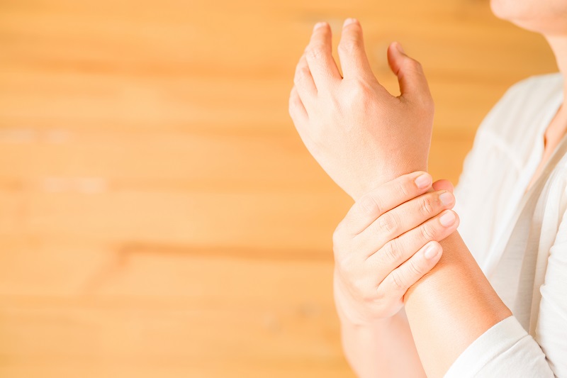 Chèn ép dây thần kinh vùng cổ có thể gây đau nhức, tê bì và yếu cơ cánh tay. 