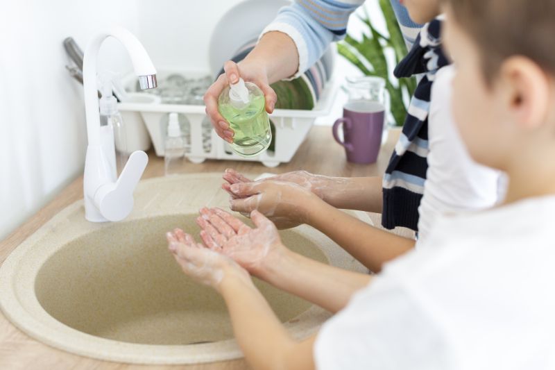 Rửa tay trước khi ăn để ngăn chặn vi khuẩn từ tay dính vào đồ ăn 